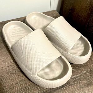 Women’s Cloud Slides size 10 (40-41 EU)